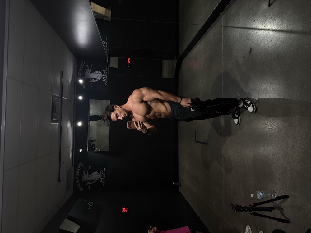 Alberto en el gimnasio, foto en el espejo