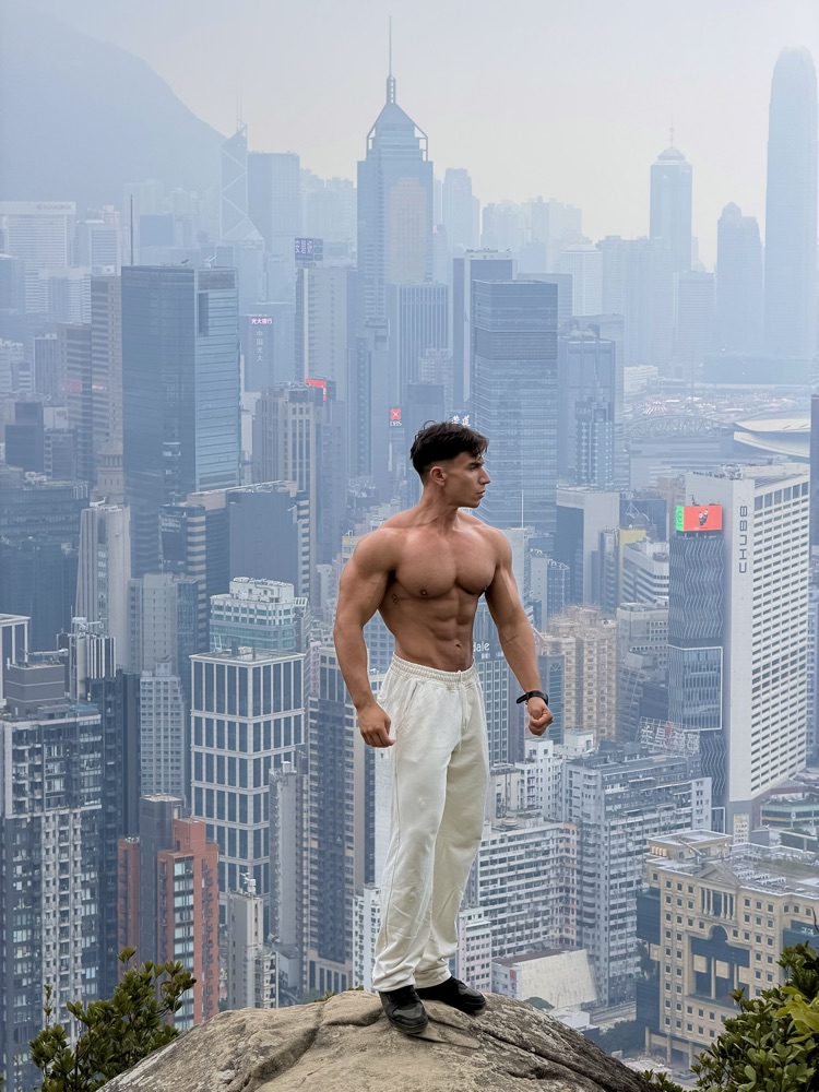 Alberto hoy, con Hong Kong de fondo